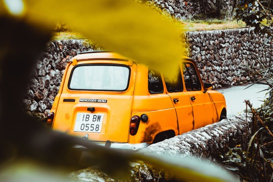 Quants cotxes grocs has vist avui?